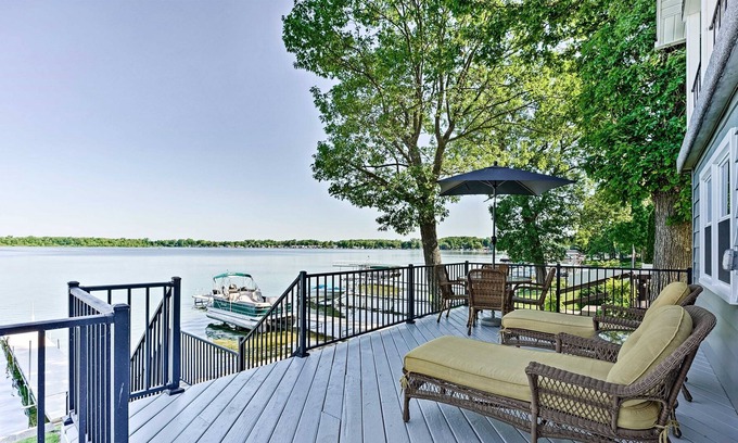 Albion House | Sunset Paradise | Covered Deck, Fire Pit, Lounge Chairs+ Kayaks