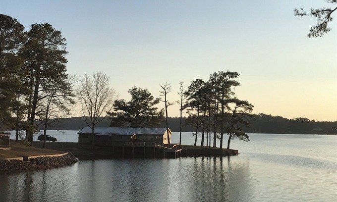 Dadeville Cabin | Experience Sunset Peninsula at Lake Martin: Ideal for Getaways