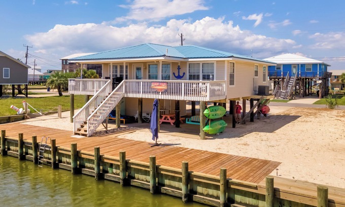 Silver Cay House | Discover Sunset Point: Walk to Beaches and Enjoy Ocean Views