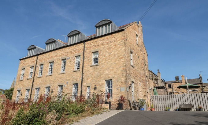 Alnmouth House | Family-Friendly Sunset Point Cottage with Ocean Views