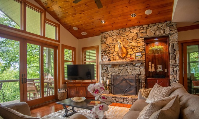 Burnsville Villa | Sunset Point Villa- Club Access