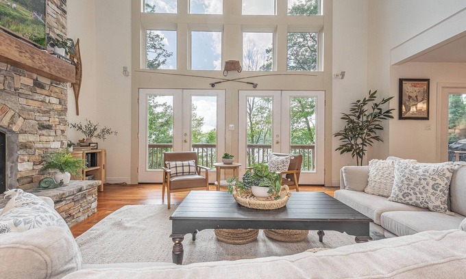Oakland Cottage | Cozy Escape at Sunset Pointe with Lake Views & Spa Amenities