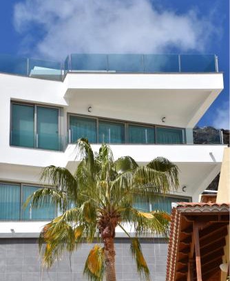 Lomo Quiebre Apartment | Inviting Sunset Puerto de Mogan with Ocean View & Hot Tub