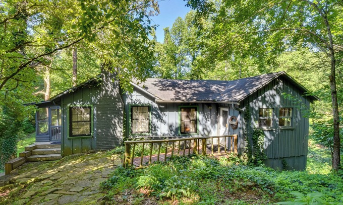Rocky Bottom Cottage | Cozy Sunset Rental Cottage Near Table Rock State Park!
