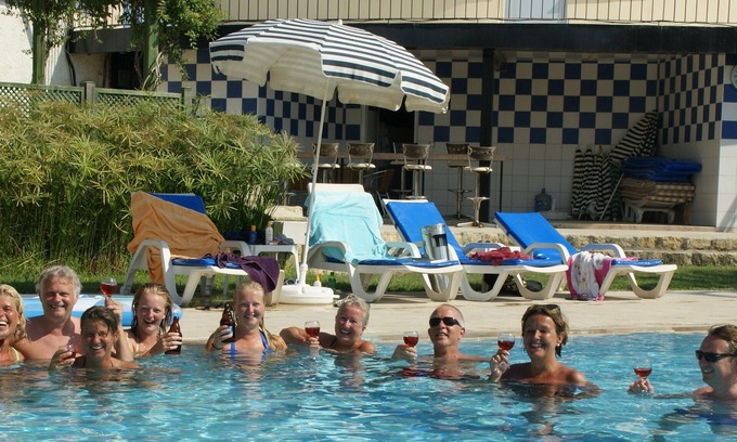Kemer Mahallesi Apartment | Relax at Sunset Residence: A 3-Bed Retreat with Pool