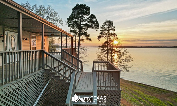 Dogwood House | Relaxing Sunset Retreat on Lake Bob Sandlin for Families