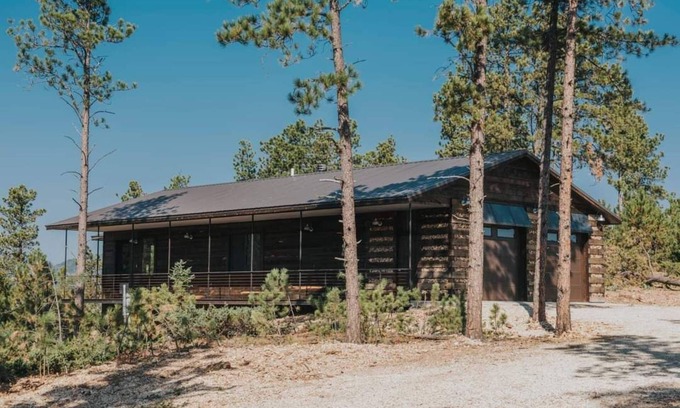 Deadwood Cabin | Unforgettable Sunset Ridge Cabin with Family-Friendly Amenities