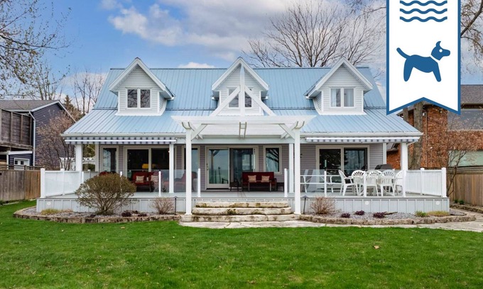 Zurich Cottage | Sunset Ridge Lakefront King bed highend appliances