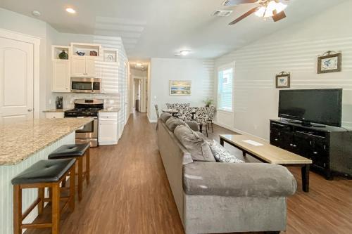 Sailhouse House | Beautiful Sunset Sail: 4-Star Stay with Pool & Pet Friendly