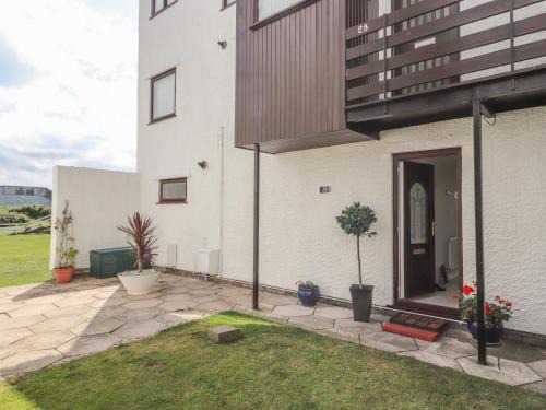 Deganwy Apartment | Discover Sunset Sands: 4-Star Family and Pet-Friendly Escape