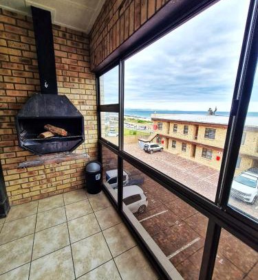 Jeffreys Bay Apartment | Oceanfront Sunset Sands: Family-Friendly Getaway Awaits