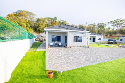 Runaway Bay Villa | Sunset Sea-renity Villa