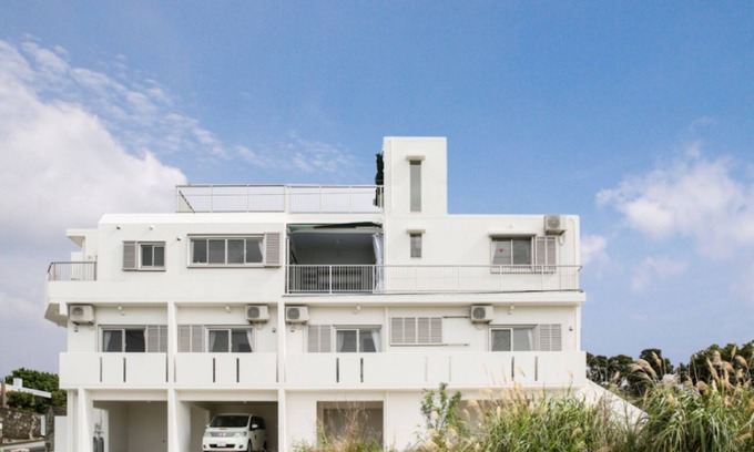 Itoman House | Sunset Oasis: Family-Friendly Stay with Kitchen & Breakfast