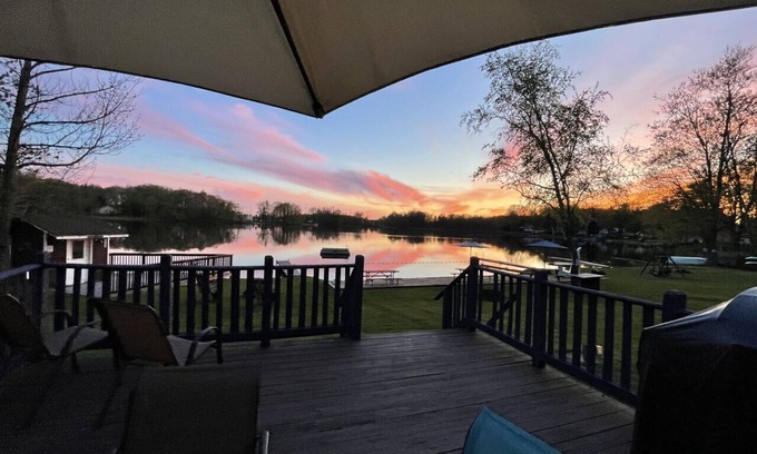 Clare Cottage | Discover Sunset Shores #1-Garden Cottage Near Soaring Eagle