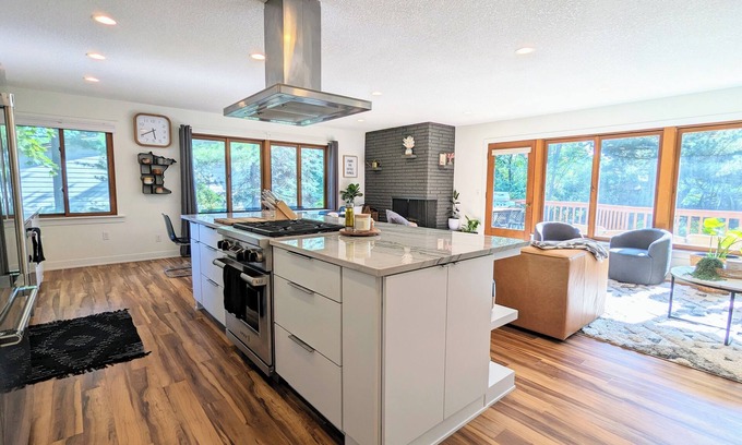 Fridley House | Tranquil Sunset Shores: Family-Friendly River Retreat
