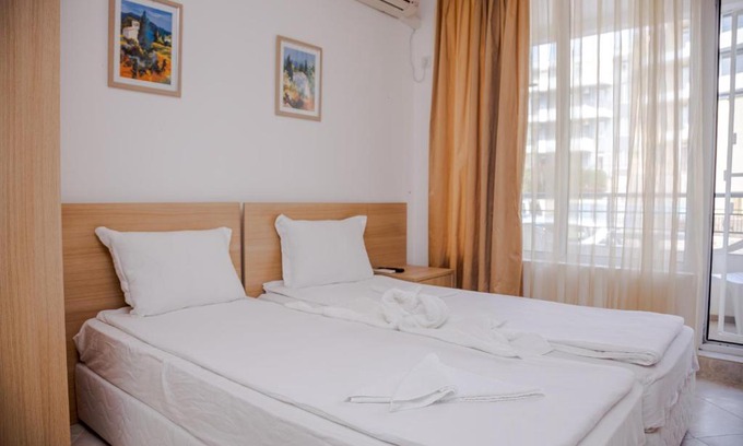 Kosharitsa Apartment | Relax at Sunset Studio in Kosharitsa: Pool, Spa & Gym