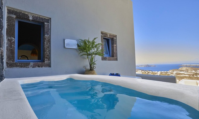 Pyrgos Apartment | Beautiful Sunset Suite with Caldera View in Pyrgos