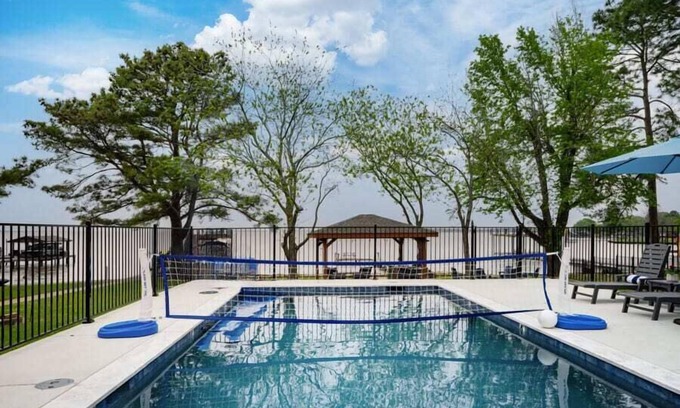 Gun Barrel City House | Lakefront Retreat with Pool, Hot Tub & Top-Rated Service