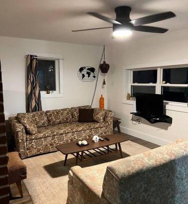 Lot 8 House | Discover Sunset View: Pet-Friendly Family Retreat