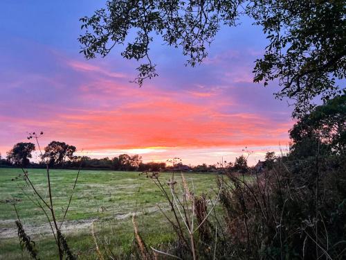 Burtle House | Serene Sunset View with Family-Friendly Amenities