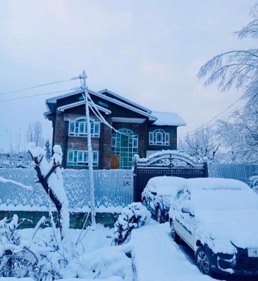Srinagar House | Relax at Sunset View Gulmarg with Family-Friendly Amenities