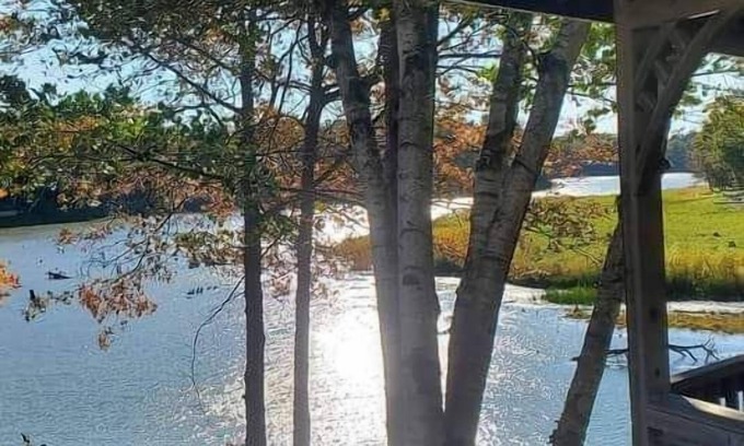 Gladwin House | Unforgettable Sunset View on Lakeshore Drive - Pet Friendly