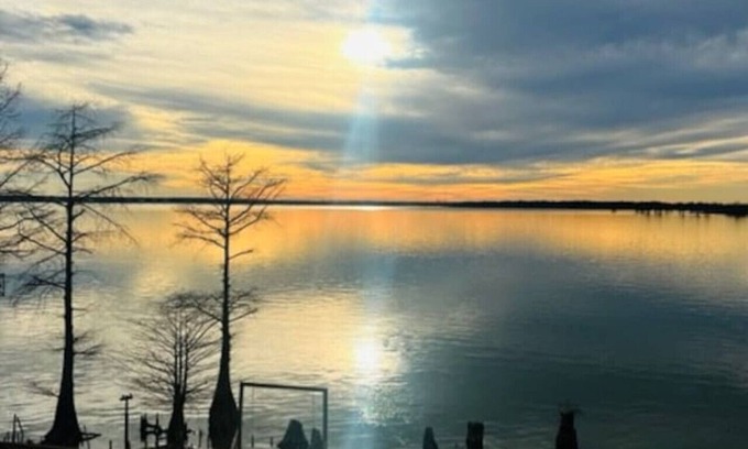 Redwood House | Scenic Sunset View RV Spot with Lake and Child-Friendly Fun