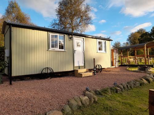 Stronmilchan Apartment | Guest Favorite: Sunset View Shepherds Hut with 9.3 Rating