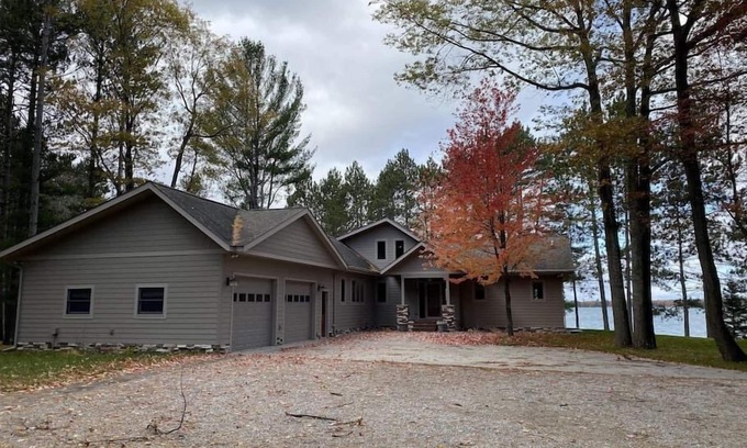 Lewiston House | Unforgettable Sunset View with Child-Friendly Amenities