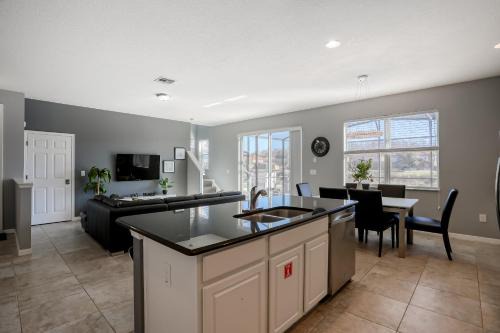 Bellavida House | Relax at Sunset Villa: 4-Star Retreat with Pool & Hot Tub