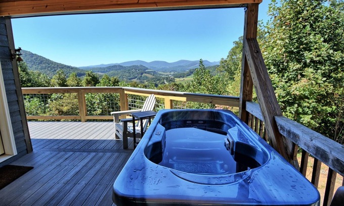 West Jefferson Ski Chalet | Unforgettable Sunset Vistas: Hot Tub & Breathtaking Views