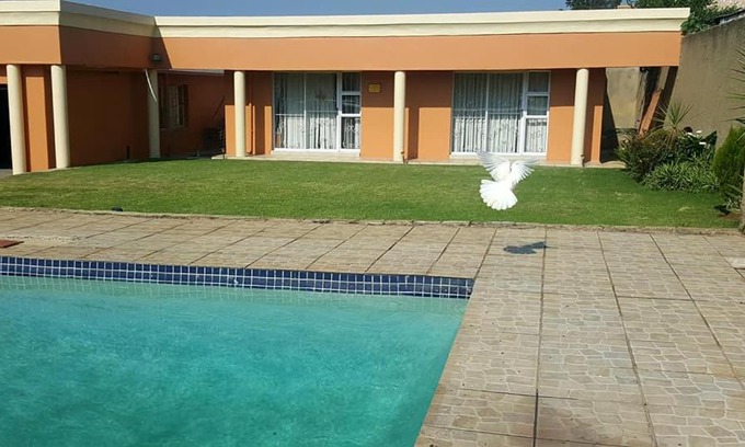 Greater Johannesburg Metropolitan Area Apartment | Relaxing SunSet West with Pool & Ocean Views in Roodepoort