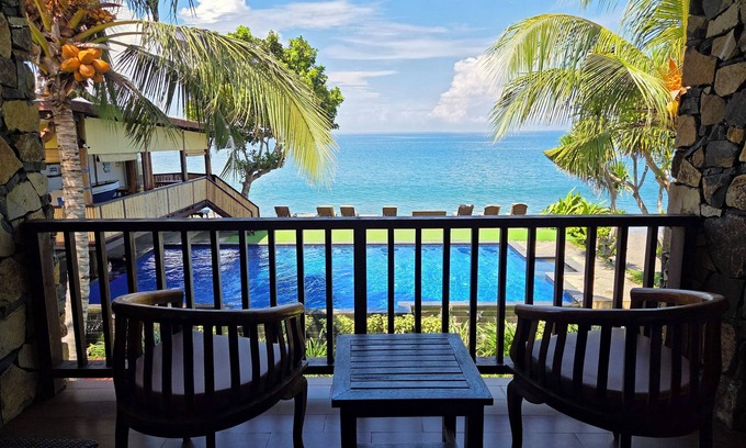 Senggigi Resort | Relaxing Stay at Sunsethouse Lombok with Pool & Dining