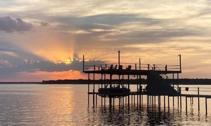 Leisure Land House | Unforgettable Sunsets at Cedar Creek Lake with Pool & Views