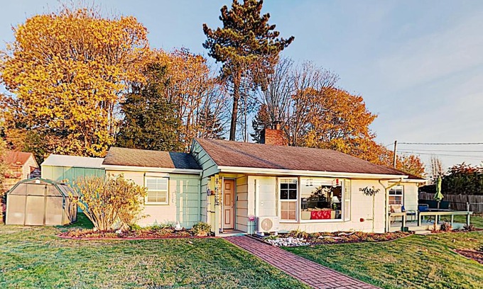 Des Moines House | Pet-Friendly Retreat with Sunsets Over the Sound