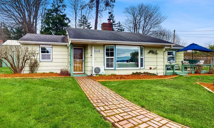 Des Moines House | Water-View Retreat: Walk to Dining & Enjoy Scenic Sunsets