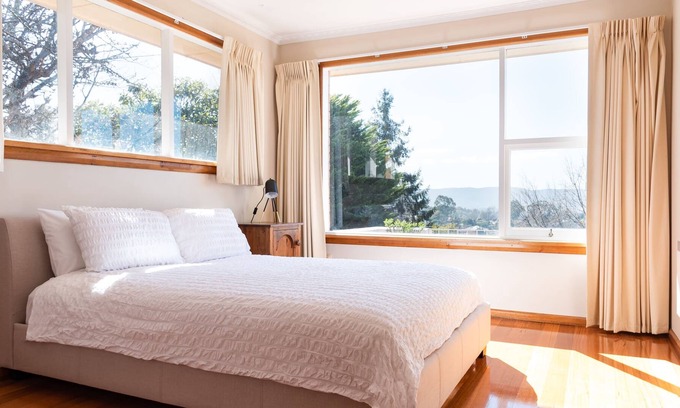 Kings Meadows House | Sunshine 5 mins from City
