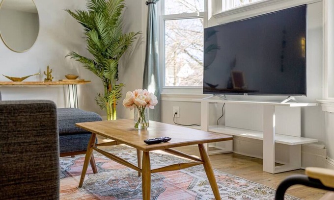 East Rock Apartment | Guest Rated 10/10: Sunshine Central with Kitchen Amenities