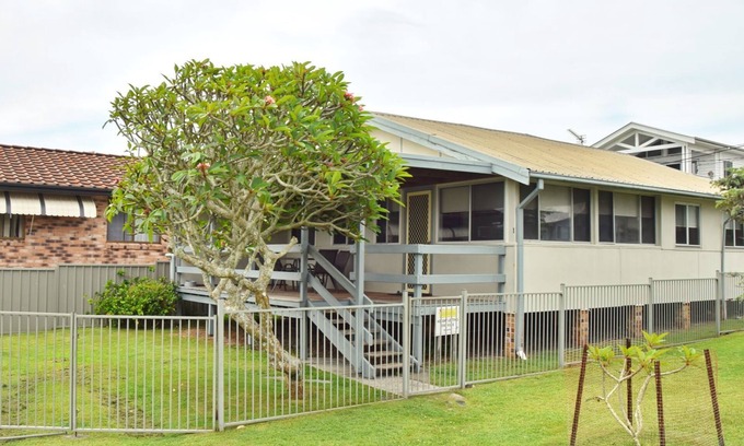 South West Rocks Cottage | Cozy Sunshine Cottage - Steps from the Beach with Ocean Views