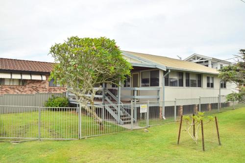 South West Rocks House | Cozy Sunshine Cottage: Family & Pet-Friendly Retreat