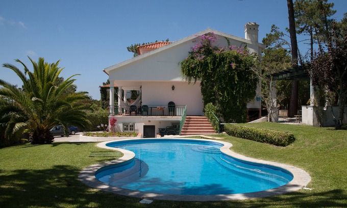 Foz do Arelho House | Tranquil Sunshine Guest House Foz: A Vintage Oasis Awaits