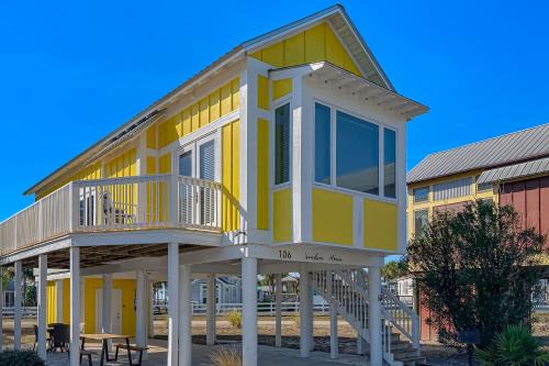 Carrabelle House | Pet-Friendly Sunshine Haven with a 9.5/10 Guest Rating