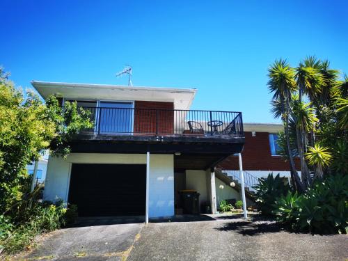Hillcrest House | Family-Friendly Sunshine Hillcrest Home with High Guest Rating