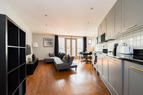 St. Mary's Park Apartment | Bright & Inviting 2 Bedroom Flat in Battersea, Rated 8.5/10