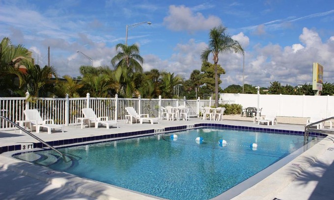 South Venice Hotel | Sunshine Inn & Suites: Family-Friendly Stay in Venice