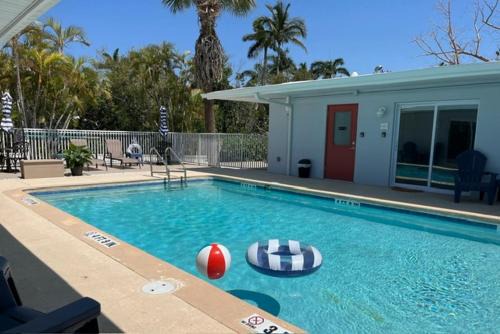 Sanibel Hotel | Escape to Sunshine Island Inn: Oceanfront Bliss Awaits