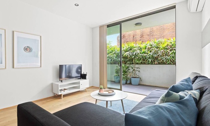 Greenwich Apartment | Inviting Sunshine Pacific Boutique Stay with Family Amenities