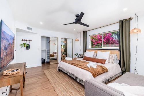Crown Heights House | Pet-Friendly Sunshine Paradise Escape at a 4-Star Hotel