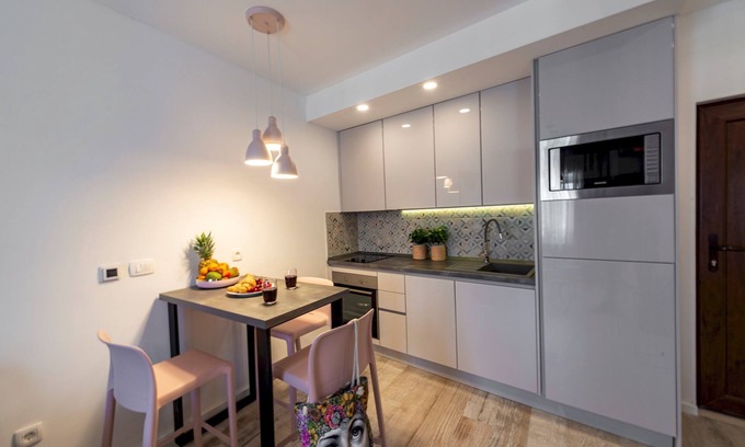 Cavtat Old Town Apartment | Discover Sunshine Place: Family-Friendly with Kitchen & Breakfast