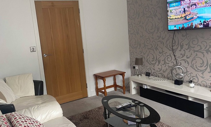 Wolverhampton House | Family-Friendly Stay at Sunshine Residential Home